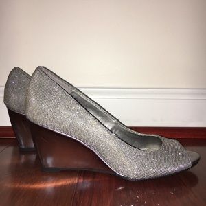Bandolino Metallic Silver Sparkle Wedges ✨✨